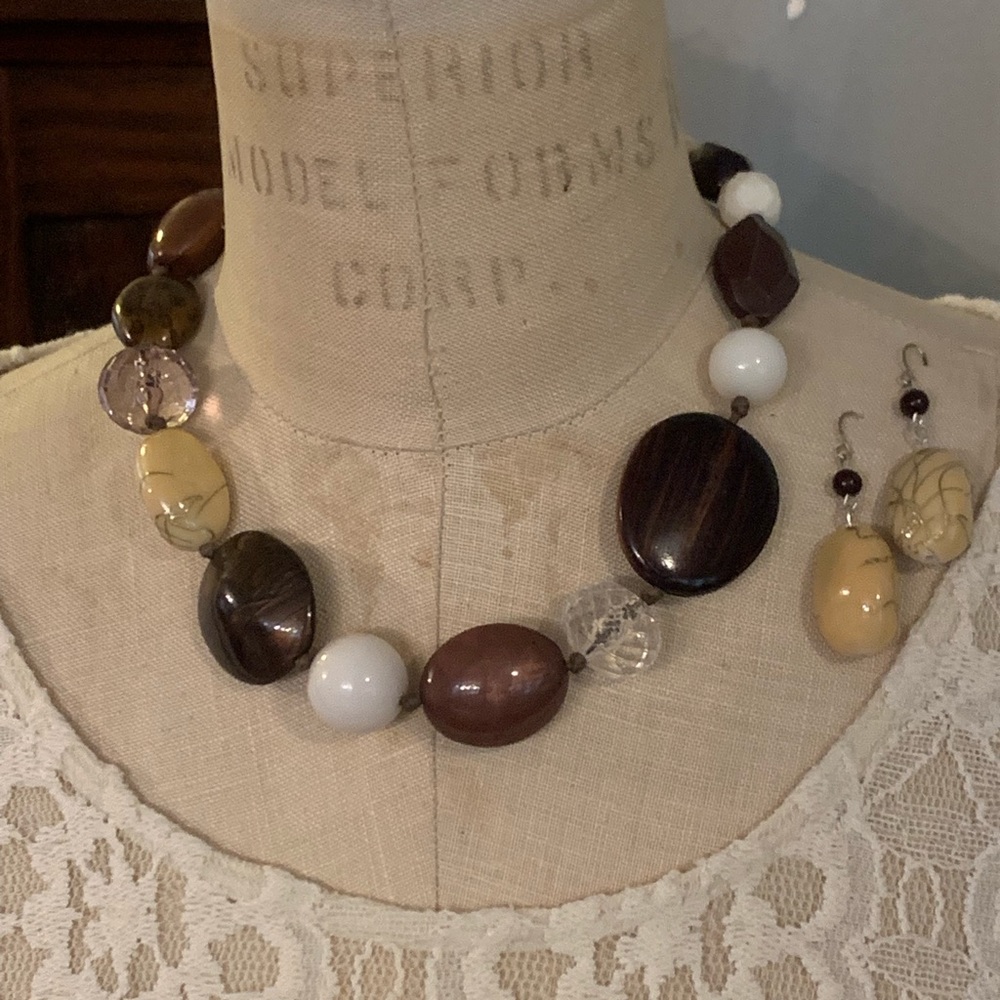 Necklace & Earring Set in Neutral Colors